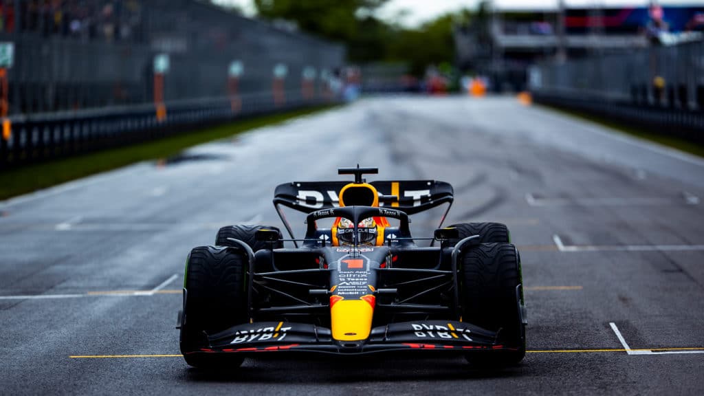 Max Verstappen conquista pole